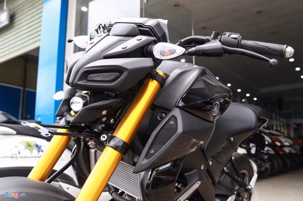 Do thiết kế phần đầu được thay đổi nên phần ốp bình xăng hai bên cũng được tạo dáng lại, hầm hố và thể thao hơn, theo phong cách của MT-10 hay MT-09.