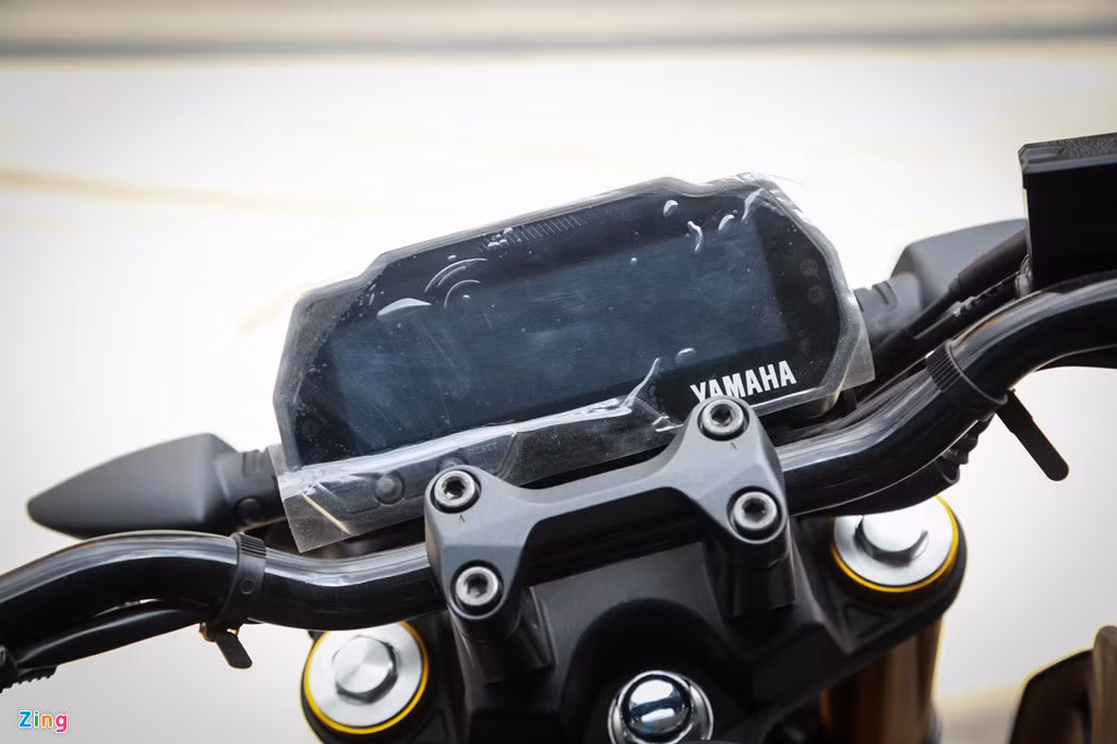 Bảng đồng hồ với màn hình LCD đơn sắc được chia sẻ từ R15 V3 nhưng đổi màu nền. Bảng đồng hồ mới hiển thị tốc độ, số đang gài, tình trạng xăng và tốc độ vòng tua máy. 