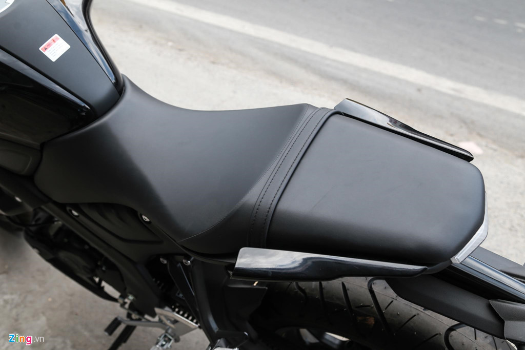 Bên cạnh đầu xe, phần thân xe của MT-15 2019 cũng được Yamaha chú ý. Không chỉ hạ thấp đuôi xe, Yamaha còn trang bị cho MT-15 yên xe liền êm ái hơn loại yên rời góc cạnh trên TFX 150 cũ. Nhờ vậy, người ngồi sau sẽ được thoải mái hơn trên những chặng đường dài.