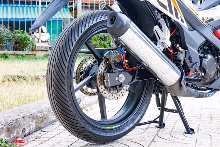 Trong khi đó, phía sau là heo Brembo Moto3 2-piston đi cùng đĩa phanh Braketech Axis Iron đường kính 200mm. Cả hai phanh trước sau đều được nâng cấp hệ thống ABS với dây dầu Hells và đầu ngắt Earl’s cao cấp. Chỉ tính riêng “combo” này, chiếc xe Sonic 150R độ đã trở nên "khủng" hơn rất nhiều (Cả hai phanh trước sau đều được lắp thêm ABS).