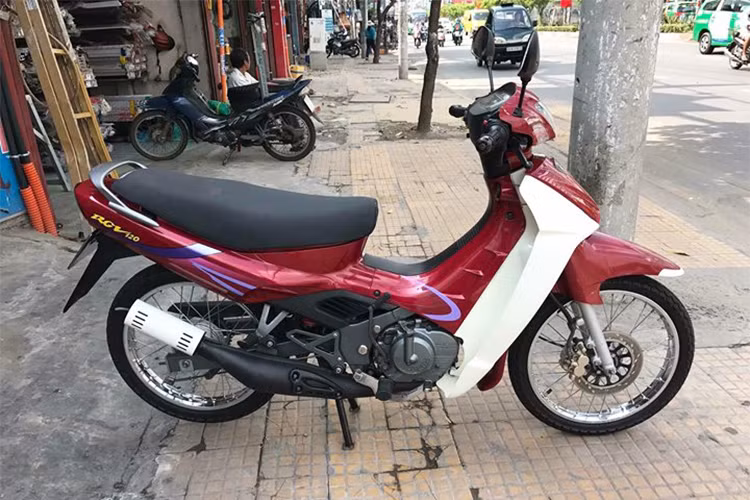 Chiếc Suzuki RGV 120 đời 2001 này còn mới đến 99%, nguyên vẹn như xe vừa mở thùng. Chủ sở hữu là một người sưu tầm xe nổi tiếng ở TP HCM, theo chia sẻ thì so với những chiếc "Su xì po" đời 2001 khác - chiếc xe này của anh gần như không có đối thủ.