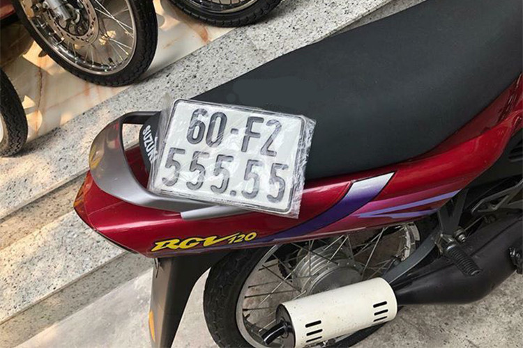 Là ông "vua đường phố" đình đám một thời không chỉ tại Việt Nam mà còn cả Đông Nam Á, thiết kế của RGV nổi bật với cụm đèn pha đơn, cụm đèn xi-nhan tách biệt dạng hình thang mang phong cách cổ điển. Phần đầu xe với cụm đồng hồ dạng công tơ mét hình chữ nhật lớn, hiển thị thông số kỹ thuật như báo xăng, tốc độ, vòng tua máy,...