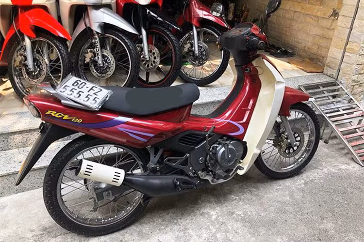 Chiếc xe máy Suzuki RGV 120 côn tay, hai kỳ đời 2001 "trùm mền" và mới đăng ký lại tại Đồng Nai với biển số "ngũ quý 5". Xe được một người chơi tại TP HCM sưu tầm, vừa được rao bán với giá ngang ngửa một chiếc xe Kia Morning "đạp hộp" tại thị trường Việt Nam.
