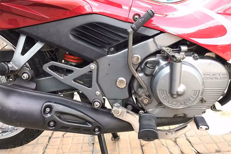 Tại thời điểm năm 90 mới ra mắt dòng xe này và ngay cả ngày nay, đây là một mức công suất rất mạnh đối với một mẫu xe số phổ thông. Nhờ động cơ mạnh mẽ, RGV 120 có thể đạt tốc độ tối đa lên tới 145 km/h. Một điểm nổi bật khác đó là chiếc xe có tới 6 cấp số, do dải mô-men xoắn hẹp của động cơ 2 kỳ.