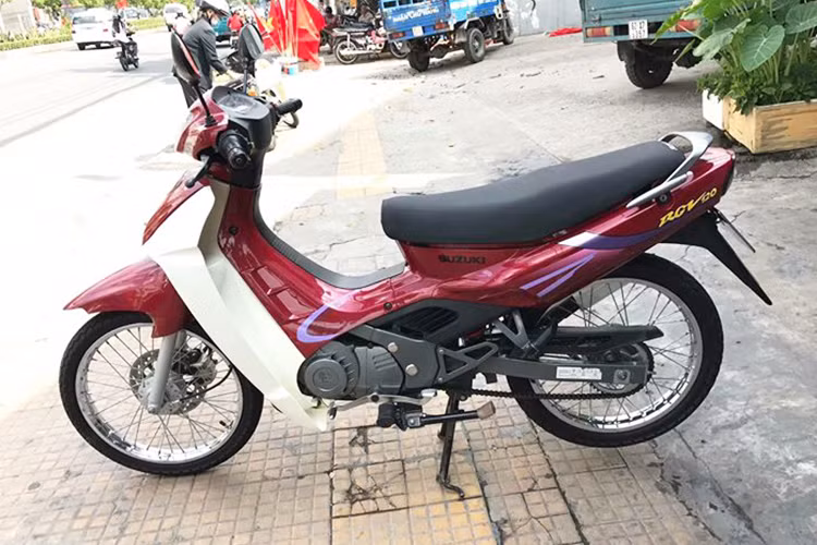 Tại Việt Nam, những dòng xe máy hàng hiếm như Honda Dream II, Spacy hàng Thái dưới dạng hàng đã qua sử dụng nhưng luôn có giá bán lên tới hàng trăm triệu đồng tùy vào mức độ zin theo xe... Chiếc Suzuki RGV 120 cũng không là ngoại lệ khi nó được mang biển số "ngũ quý 5" khiến cho mức giá chủ nhân đưa ra lên đến hơn 400 triệu đồng.