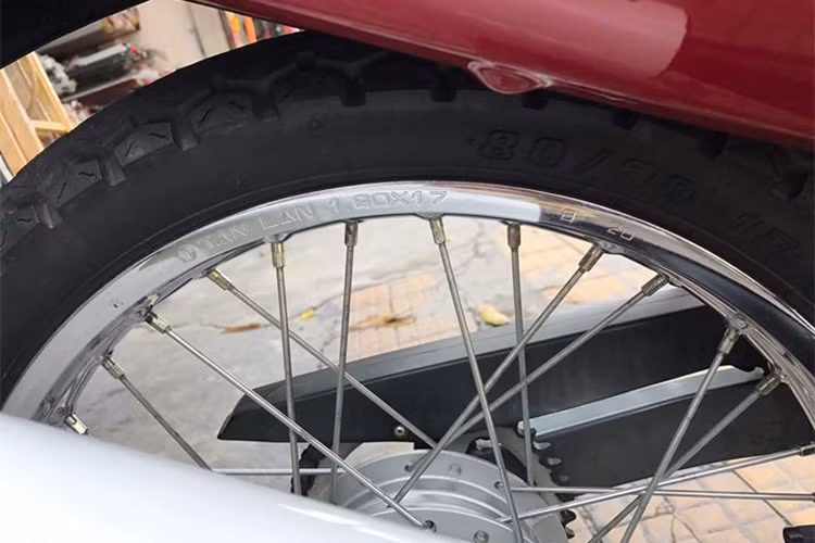 Đặc điểm khiến Suzuki RGV 120 và các biến thể của nó trở thành "huyền thoại" đối với những người chơi xe máy côn tay tại Việt Nam đó chính là khối động cơ 2 kỳ 1 xi-lanh 120,7 cc làm mát bằng gió của xe, với công suất lên tới 15,5 PS và mô-men xoắn cực đại lên đến 15 Nm.