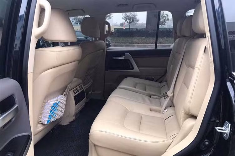 Ngoài ra, Land Cruiser 2016 còn được trang bị cửa sổ trời, camera 360, cảnh báo điểm mù, cảnh báo làn đường, kiểm soát hành trình thích ứng, cảnh báo va chạm, cảm biến sau, đèn pha Led thích ứng,… Đặc biệt, hệ thống kiểm soát địa hình toàn cảnh cũng xuất hiện trên mẫu xe này.