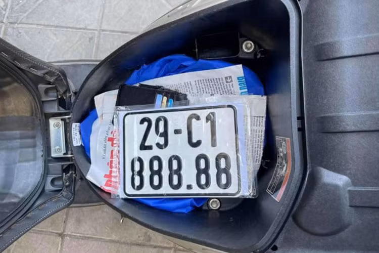 “Là một người đam mê và chuyên sưu tầm xe biển số đẹp, tôi cảm thấy khá ‘chạnh lòng’ khi những chiếc biển số đẹp như ngũ quý 8 và 9 đều vào SH nhập tại Sài Gòn, còn ở Hà Nội cao nhất cũng chỉ là ngũ quý 3. Thật may mắn khi siêu phẩm SH 888.88 về Hà Nội, tôi đã quyết tâm mua lại để thỏa niềm đam mê của mình.”, dân chơi xe này chia sẻ trên mạng xã hội.