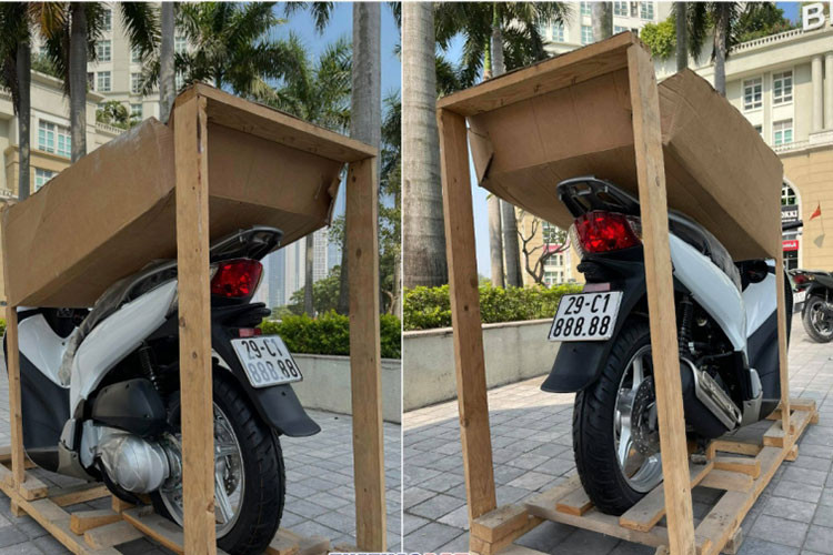 Đặc biệt hơn, biển số ngũ quý 8 này là dành cho chiếc xe ga Honda SH 150i nhập khẩu. Đây cũng là chiếc duy nhất tại miền Bắc chứ không chỉ riêng ở Hà Nội. Hiện tại, chiếc Honda SH 29C1-888.88 này vẫn chưa lăn bánh và đang được chủ nhân bảo quản dưới hầm chung cư khu nhà mình.