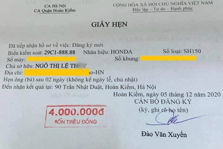 Tại thị trường Việt Nam, Honda SH thuộc dòng xe ga cao cấp. Để sở hữu được mẫu xe ga này thì người mua cũng phải có điều kiện kinh tế khá giả. Tuy nhiên, với việc bốc được biển số ngũ quý 8, một số cư dân mạng còn kháo nhau rằng cô gái này xem như đã có thêm vài trăm triệu đồng.