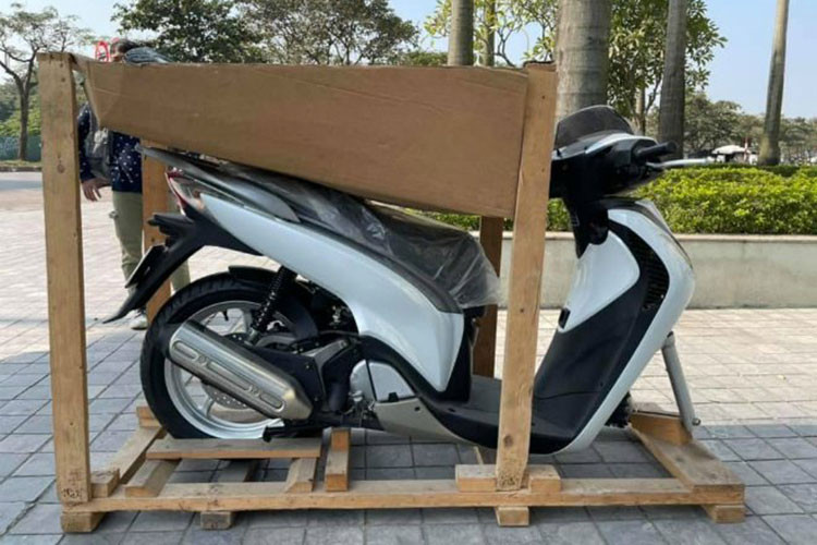 Những ngày qua cư dân mạng ở Việt Nam không ngớt lời khen ngợi một cô gái sở hữu chiếc xe ga Honda SH mới đã bốc được biển số ngũ quý 8. Theo các dân chơi xe với biển số như vậy thì giá chiếc xe SH này có thể sẽ tăng chóng mặt có khi lên tới cả tỷ đồng.