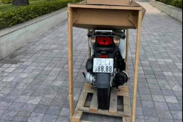 Cũng theo chủ nhân mới của chiếc Honda SH 900 triệu đồng cho hay, điều khiến anh vô cùng tâm đắc về chiếc Honda SH ngũ quý 8 này đó là xe mang biển số quận Hoàn Kiếm, tượng trưng cho trái tim của Thủ đô Hà Nội. Đây cũng là 1 trong 4 quận nội thành được giới chơi xe biển số đẹp yêu thích nhất.