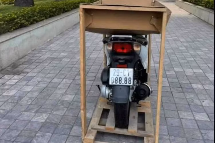 Cũng theo chủ nhân mới của chiếc Honda SH 900 triệu đồng cho hay, điều khiến anh vô cùng tâm đắc về chiếc Honda SH ngũ quý 8 này đó là xe mang biển số quận Hoàn Kiếm, tượng trưng cho trái tim của Thủ đô Hà Nội. Đây cũng là 1 trong 4 quận nội thành được giới chơi xe biển số đẹp yêu thích nhất.