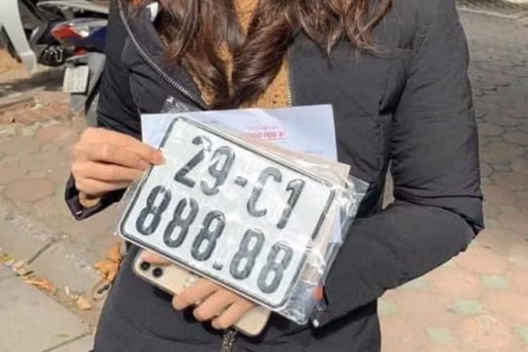 Với chiếc xe Honda SH biển ngũ quý 8, nhiều người thán phục ví đôi tay của cô gái giống như “đôi tay vàng” trong làng bốc biển số xe. Con số 8 cũng được rất nhiều người chơi xe thích bởi nó được quan niệm là con số gắn với sự phát tài phát lộc cho gia chủ.