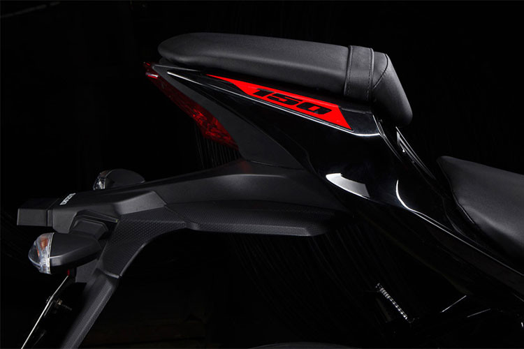 Suzuki GSX-S 150 2017 có đèn pha LED trước và cụm đèn hậu được trau chuốt tỉ mỉ kết hợp với đèn chắn bùn, bền hơn với khả năng chống rung lắc. Tuy nhiên theo nhiều đánh giá của khách hàng thì phần đầu chưa được đẹp, gây ấn tượng bằng đối thủ Yamaha TFX 150 tại Việt Nam.