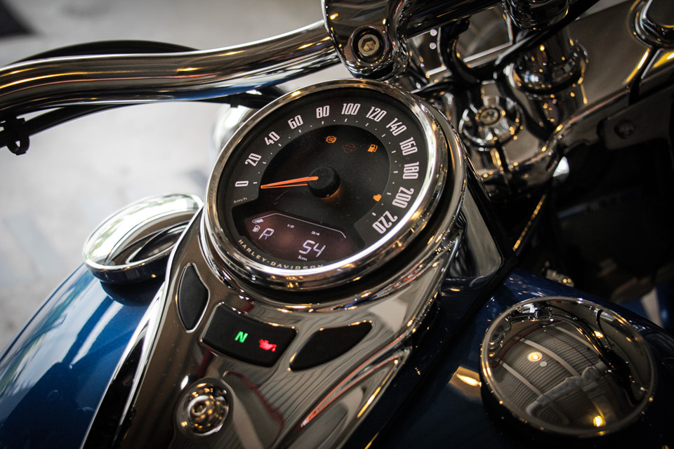 Xe trang bị hệ thống khóa thông minh, có thể khởi động không cần chìa bằng cách nhập mã code cá nhân, tăng khả năng chống trộm. Mặt đồng hồ to lớn dạng kim 5 inch đặt giữa bình xăng, hiển thị các thông số như tốc độ, odo, mức xăng, đồng hồ, hành trình, phạm vi hoạt động và vòng tua máy kỹ thuật số.