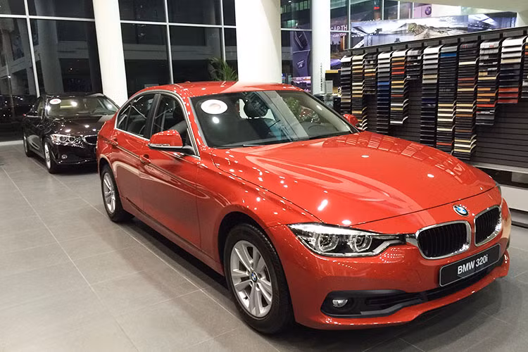 Khối động cơ TwinPower Turbo I4 của BMW 320i, sản sinh công suất 184 mã lực tại 5.000 v/ph và mô-men xoắn 270Nm tại 1.250-4.500 v/ph cho vận tốc tối đa 235 km/h. Thời gian tăng tốc từ 0-100 km/h là 7,3 giây và tiêu thụ hết 5,3 l/100km.