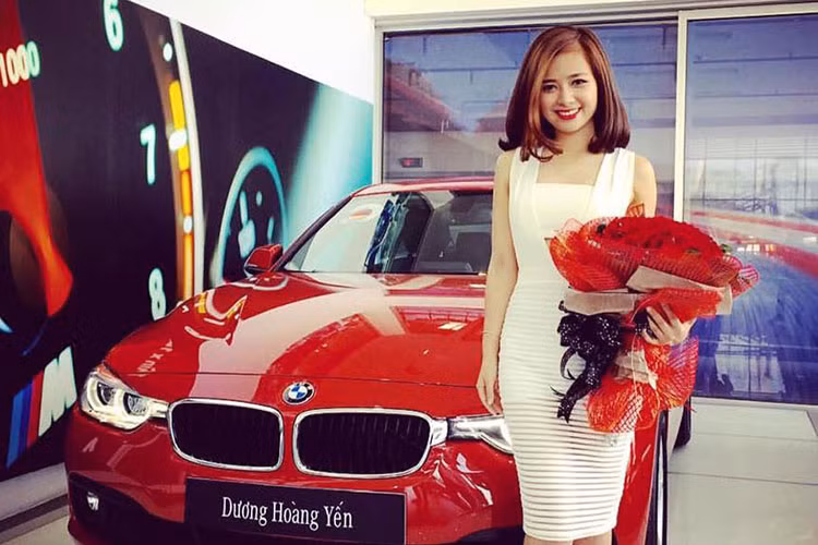 Chiếc xế sang Dương Hoàng Yến vừa mới tậu là chiếc sedan hạng sang 320i thuộc phiên bản BMW 3 Series 2016. Mẫu xe này được nhà nhập khẩu BMW chính hãng tại Việt Nam bán với giá khoảng 1,439 tỷ đồng.