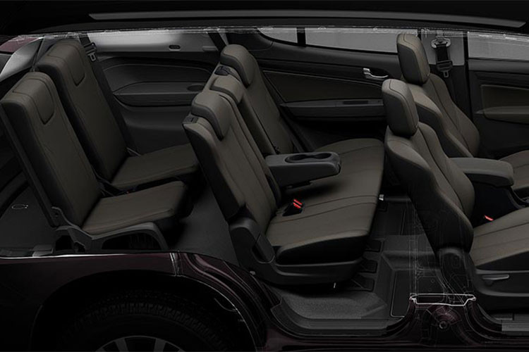 Toàn bộ 7 chỗ ngồi trên xe được bố trí theo phong cách ghế ngồi trong nhà hát, mang đến cho hành khách ngồi ở hàng thứ 2 và 3 tầm nhìn bao quát hơn, trong khi hệ thống điều hòa điều chỉnh riêng cho từng vị trí giúp hành khách tận hưởng cảm giác thư giãn, mát mẻ tối đa trong mùa hè nóng bức.