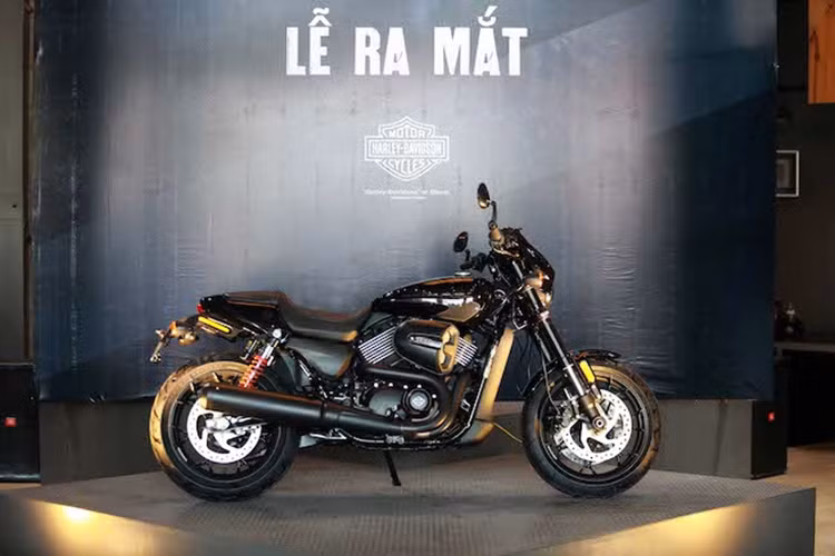 Chỉ chưa đầy 1 tháng sau khi được ra mắt tại triển lãm Môtô xe máy Việt Nam 2017 diễn ra hồi đầu tháng 5 tại TP HCM, mẫu xe môtô Harley-Davidson Street Rod đã có mặt ở Hà Nội để trình diễn một phong cách mới mẻ, khác biệt với "đàn em" Street 750.