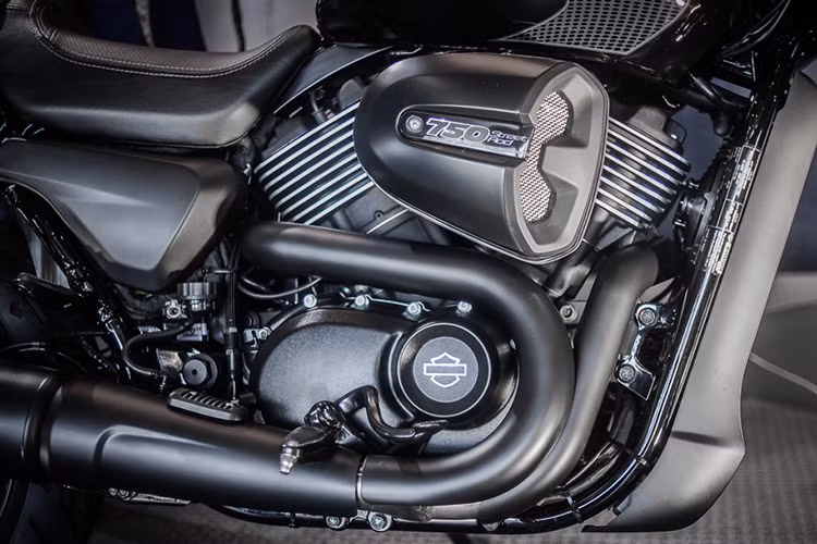 Mẫu xe môtô Street Rod phiên bản 2017 sử dụng khối động cơ High Output Revolution X 750, cùng sức mạnh 70 mã lực (Street 750 là 58 mã lực). Bên cạnh đó, đây là chiếc xe sử dụng động cơ V-Twin đầu tiên của Harley-Davidson trang bị bộ lọc gió lớn, họng nạp kép cho mỗi xi-lanh, và đầu xi-lanh và trục cam mới được cải tiến.