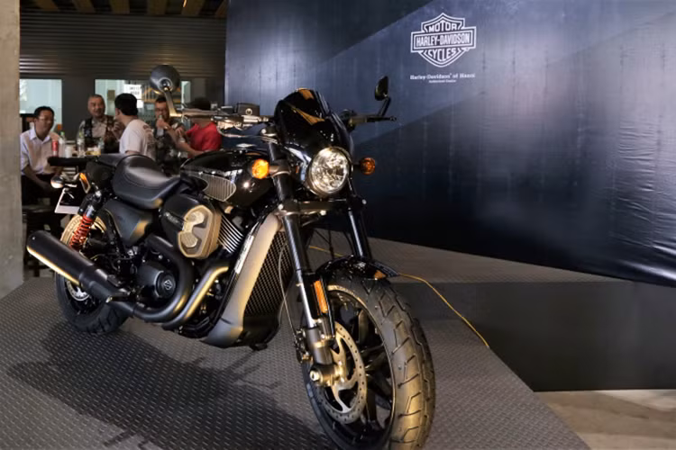 Xe được trang bị các bộ giảm chấn phía sau với một bình chứa dầu phụ bên ngoài để tăng dung tích lưu trữ cũng như tăng độ êm ái khi vận hành tới 31% so với Street 750 trong khi sử dụng gắp sau dài hơn. Mâm xe sở hữu đường kính 17-inch trên bánh trước và 15-inch ở phía sau.