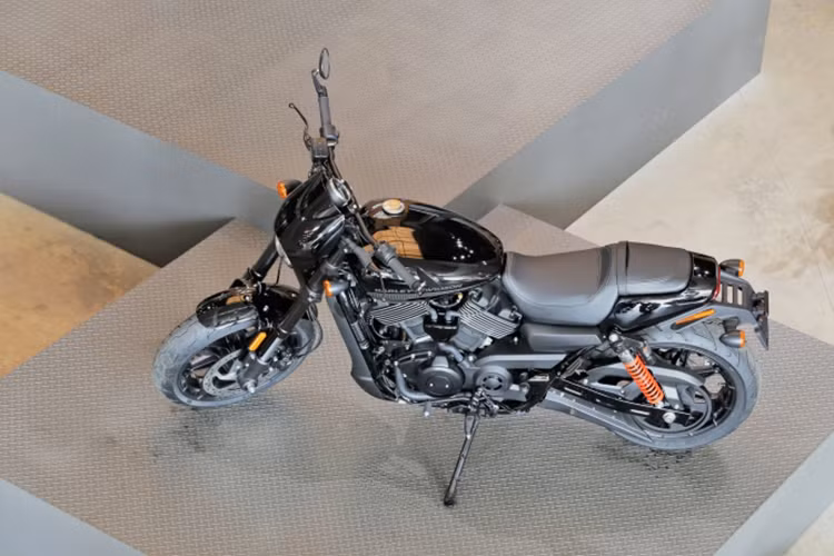 Street Rod có kích thước dài 2.130 mm. Trọng lượng không tải 229 kg. Yên xe được bọc bằng da và thiết kế dày hơn với chiều cao yên được nâng lên thêm 10mm để tạo sự thoải mái tối đa. Giá để chân cũng có thể điều chỉnh độ gần xa phù hợp với nhiều dáng người ngồi.