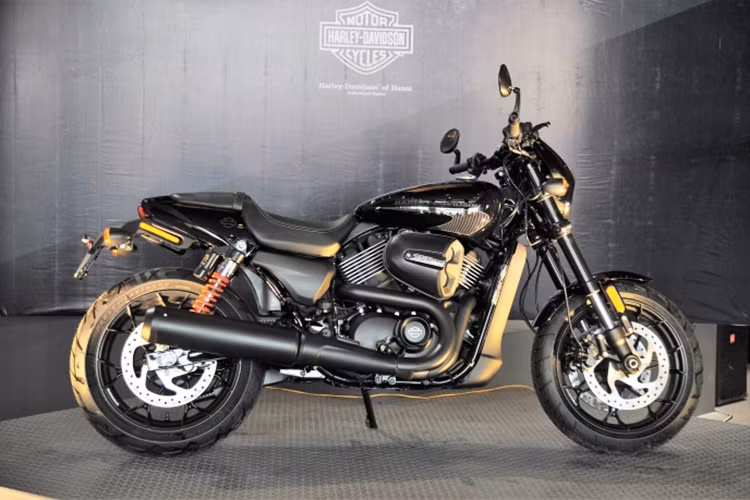 Không chỉ có sức mạnh lớn hơn Street 750, chiếc xe mới của hãng môtô Harley-Davidson còn sở hữu tới 3 màu sắc tùy chọn bao gồm; đen, xám mờ và vàng. Ngoài ra, xe còn được cũng cấp những trang bị khác biệt từ chính hãng tạo nên một phong cách lái thú vị cho người chơi cá nhân hoá giúp nó ngầu hơn mỗi khi xuất hiện.