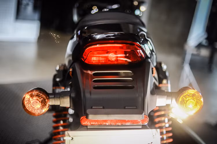 Xe có chiều cao yên xe chỉ 765 mm giúp việc điều khiển chiếc xe thoải mái hơn. Bình xăng được thiết kế vuốt ra phía sau tạo dáng ngồi thoải mái, đuôi xe thiết kế theo phong cách streetfighter với hệ thống đèn đuôi LED và đèn báo hiệu thiết kế tách rời hoàn toàn mới cũng sử dụng LED.