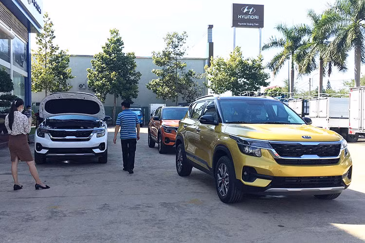 Cuoi nam oto dong loat tang gia, xe Han ngay cang dat do