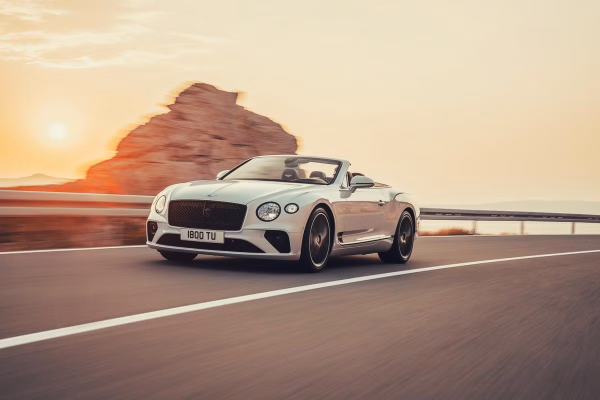 Đó là chưa kể đến 15 loại thảm, 8 loại gỗ ốp thủ công khác nhau, 15 gói trang bị nội thất hay chỉ khâu và ốp bậc cửa cá nhân hóa. Cùng với đó là 3 loại la-zăng, bao gồm bộ vành 5 chấu ba 21 inch tiêu chuẩn, 10 chấu 21 inch và 5 chấu 22 inch... Hiện giá bán của Bentley Continental GTC 2020 vẫn chưa được hãng xe sang Anh quốc công bố.