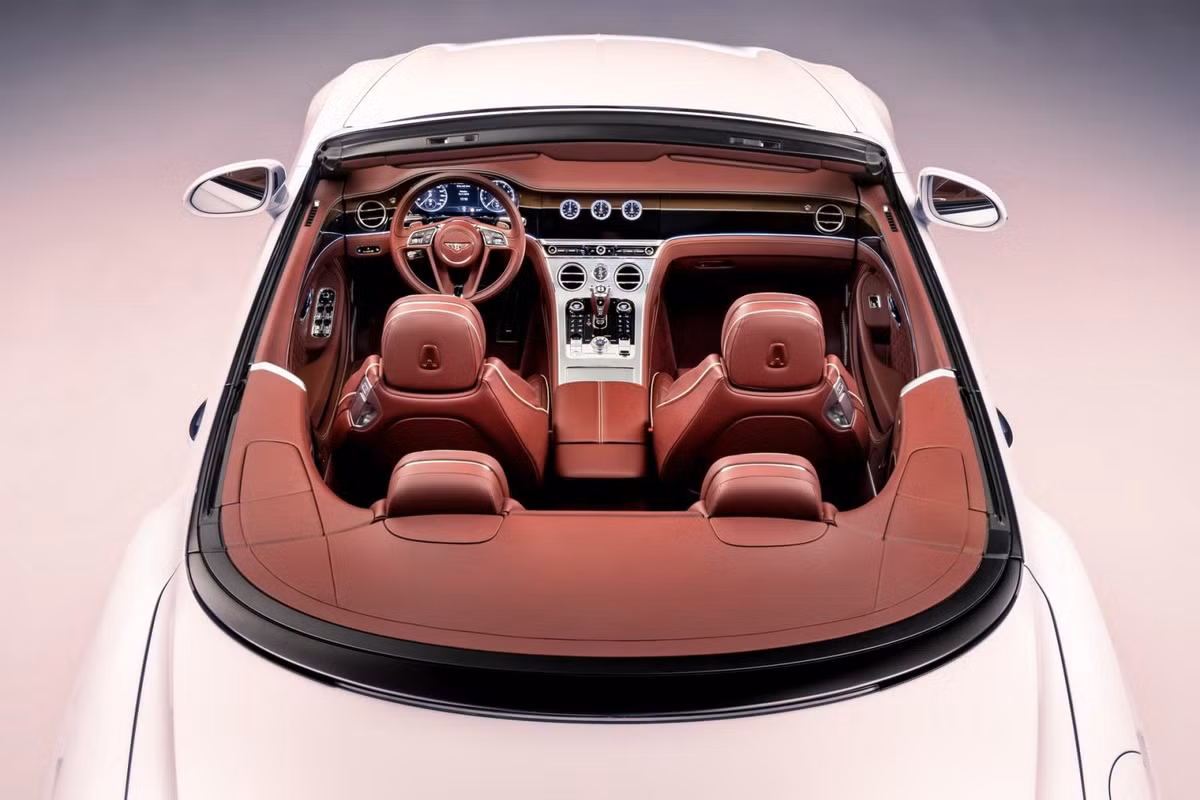 Về tiện nghi, Bentley Continental GTC 2020 đi kèm tính năng Bentley Rotating Display với 3 mặt có thể xoay. Một mặt đi kèm màn hình cảm ứng 12,3 inch... các núm xoay cắt hoa văn hình viên kim cương cùng những vật liệu sang trọng khác cũng được trang bị cho xe.