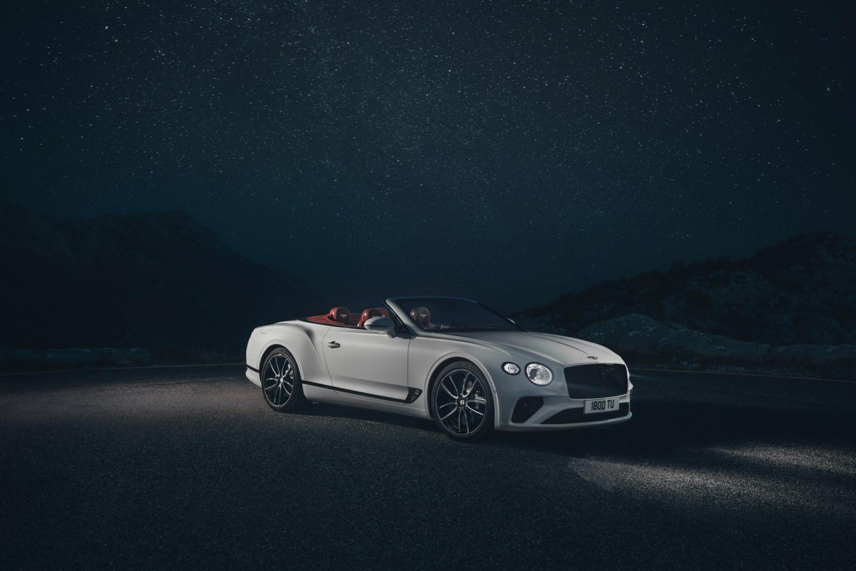 Hãng xe sang Anh quốc mới đây đã chính thức vén màn phiên bản mới của mẫu xe siêu sang Bentley Continental GT Convertible 2020 (GTC). Đây là phiên bản mui trần của mẫu coupe siêu sang Bentley Continental GT thế hệ thứ ba đã ra mắt vào năm ngoái.