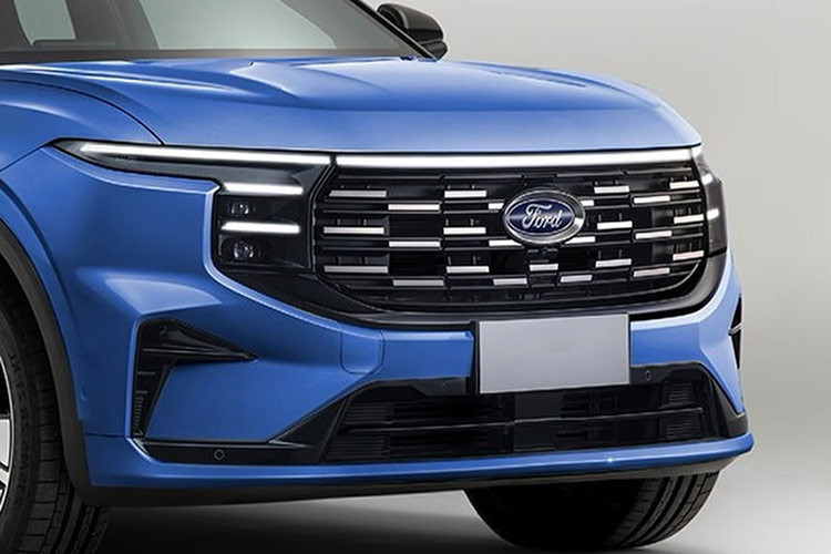 Những hình ảnh đăng ký bản quyền mới nhất mang đến nhiều kỳ vọng, đồng thời cũng hé lộ một số khác biệt so với mẫu xe EcoSport quen thuộc với người dùng Việt Nam. Cụ thể, thiết kế của EcoSport đời mới có sự thay đổi rõ rệt. Mũi xe có hình dáng giống như đôi cánh, với tản nhiệt lớn ở giữa và dàn đèn trước sắc sảo ở hai bên. 