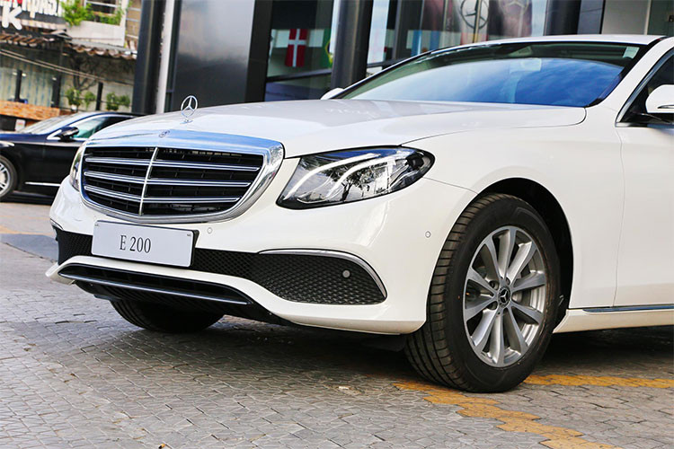 Mặc dù được nâng cấp thêm vài chi tiết nhưng về ngoại hình, Mercedes-Benz E200 không thay đổi nhiều so với trước đây. Đáng chú ý là cụm đèn pha sử dụng hoàn toàn bằng công nghệ LED, hai dãy đèn chiếu sáng ban ngày đặc trưng (kiêm chức năng báo rẽ) được vuốt thẳng xuống phía dưới và ôm theo lưới tản nhiệt.