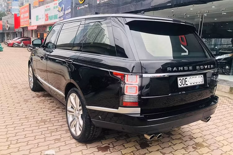 SVAutobiography vẫn sử dụng động cơ V8 tăng áp, 5.5 lít, công suất 550 mã lực tương tự Range Rover Sport SVR và mạnh hơn Black Autobiography 40 mã lực. Theo số liệu của hãng xe Land Rover, SVAutobiography chỉ mất 5,5 giây để tăng tốc từ 0-100 km/h, tương tự thông số trên LWB Range Rover Autobiography.