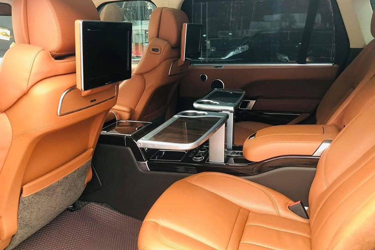 Với trục cơ sở lớn, chiếc xe được trang bị hàng ghế sau có khả năng massage, bàn gấp bằng điện, các cổng sạc USB, bệ trung tâm nhiều chức năng hơn và đèn chiếu sáng độc đáo. Range Rover SVAutobiography cũng có màn hình độc lập phục vụ cho công việc, giải trí gắn trên tựa đầu ghế trước cho hàng ghế sau.