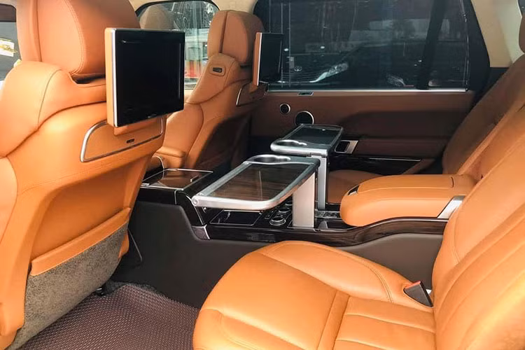 Với trục cơ sở lớn, chiếc xe được trang bị hàng ghế sau có khả năng massage, bàn gấp bằng điện, các cổng sạc USB, bệ trung tâm nhiều chức năng hơn và đèn chiếu sáng độc đáo. Range Rover SVAutobiography cũng có màn hình độc lập phục vụ cho công việc, giải trí gắn trên tựa đầu ghế trước cho hàng ghế sau.