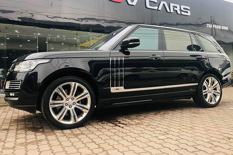 Về ngoại hình, mặc dù đã trải qua gần 5 năm lăn bánh tại Việt Nam nhưng chiếc SUV hạng sang Range Rover SVAutobiography đời 2016 này vẫn còn khá đẹp, mới và nguyên bản. Chiếc xe này sở hữu chiều dài x rộng x cao lần lượt là 5.200 x 2.220 x 1.840 (mm) trong khi chiều dài cơ sở 2.921mm. Tự trọng 2.330kg và tổng trọng lượng 3.150kg.