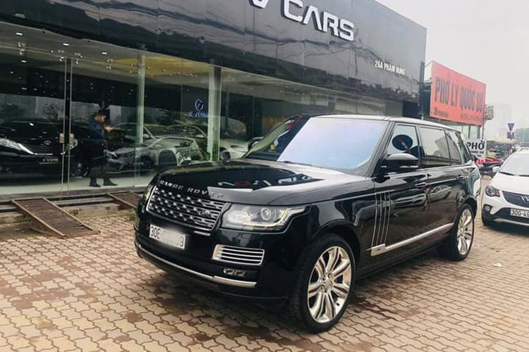 Được mệnh danh là một chiếc xe siêu sang được phát triển đặc biệt chính vì vậy mức giá xe Range Rover SVAutobiography 2016 khi về Việt nam cũng không hề rẻ, lên tới hơn 10 tỷ đồng. Chiếc xe trong bài viết này sau khoảng gần 5 năm lăn bánh được chủ nhân chào bán hơn 8 tỷ đồng trên sàn xe cũ Hà Nội (mức khấu hao sau gần 5 năm chỉ khoảng 2 tỷ đồng).