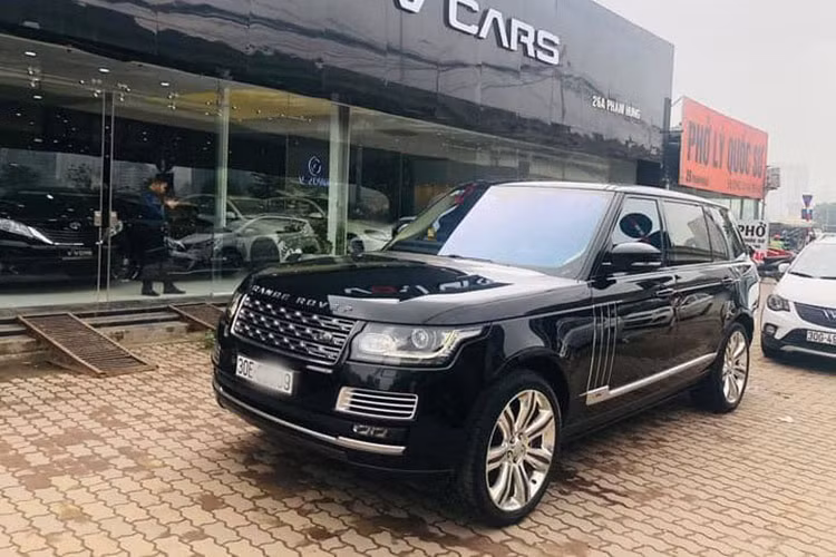 Được mệnh danh là một chiếc xe siêu sang được phát triển đặc biệt chính vì vậy mức giá xe Range Rover SVAutobiography 2016 khi về Việt nam cũng không hề rẻ, lên tới hơn 10 tỷ đồng. Chiếc xe trong bài viết này sau khoảng gần 5 năm lăn bánh được chủ nhân chào bán hơn 8 tỷ đồng trên sàn xe cũ Hà Nội (mức khấu hao sau gần 5 năm chỉ khoảng 2 tỷ đồng).