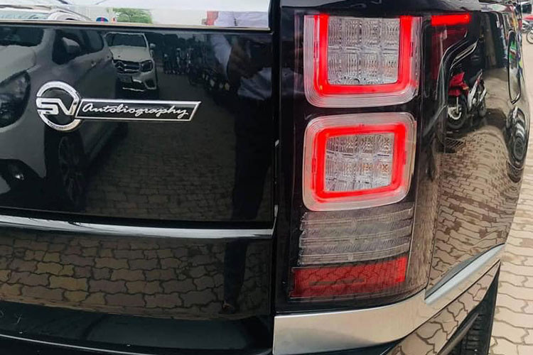 SVAutobiography là phiên bản cao cấp nhất về độ sang trọng, trong khi SVR thiên về đường đua. Để nhận ra một chiếc SVAutobiography, chỉ có cách đi tìm logo được viết cách điệu ở đuôi xe và trên cột B. Ngoài ra, chiếc SUV hạng sang này còn được trang bị bộ mâm 7 cánh với kích thước 21 inch, được làm bằng kim loại phay bóng đầy vẻ cao cấp với những đường sơn xám nằm chính giữa mỗi cánh mâm.