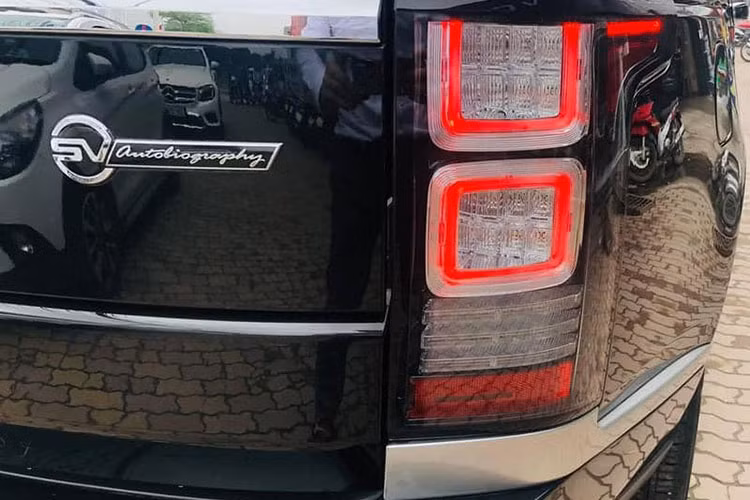 SVAutobiography là phiên bản cao cấp nhất về độ sang trọng, trong khi SVR thiên về đường đua. Để nhận ra một chiếc SVAutobiography, chỉ có cách đi tìm logo được viết cách điệu ở đuôi xe và trên cột B. Ngoài ra, chiếc SUV hạng sang này còn được trang bị bộ mâm 7 cánh với kích thước 21 inch, được làm bằng kim loại phay bóng đầy vẻ cao cấp với những đường sơn xám nằm chính giữa mỗi cánh mâm.