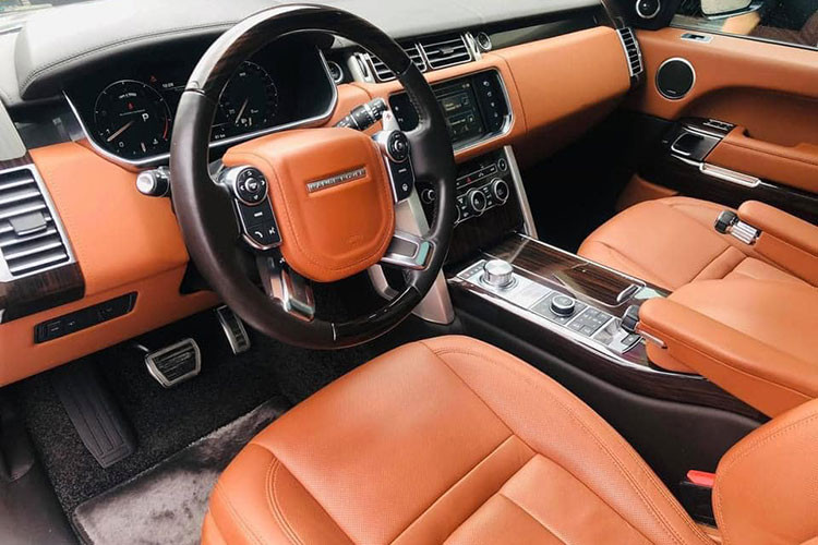 Là chiếc SUV sang trọng, mạnh mẽ và ấn tượng bậc nhất trong những dòng xe của Range Rover, những chiếc SVAutobiography được tạo ra bởi bộ phận phát triển đặc biệt Special Vehicle Operation. Nội thất của Range Rover đầy sang trọng và hiện đại với các vật liệu cao cấp nhất được sử dụng và nhiều hệ thống hiện đại. Trên bảng táp-lô là một màn hình cảm ứng lớn, đóng vai trò là hệ thống thông tin giải trí.