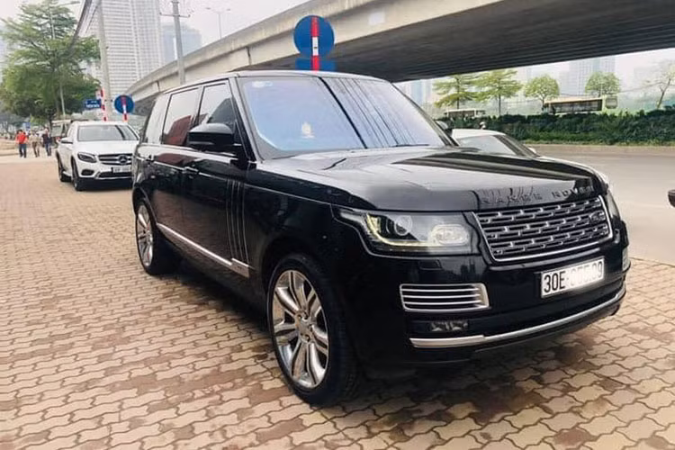 Trong phân cấp sản phẩm của Jaguar-Land Rover, Range Rover SVAutobiography hạng sang là phiên bản SUV cao cấp nhất về độ sang trọng cũng như độ mạnh mẽ. Những chiếc Range Rover SVAutobiography về Việt Nam không nhiều và cũng thường được chủ nhân giữ gìn khá cẩn thận. Mới đây, một người dùng tại Hà Nội đã chào bán mẫu SUV hạng sang Anh quốc này trên sàn xe cũ.