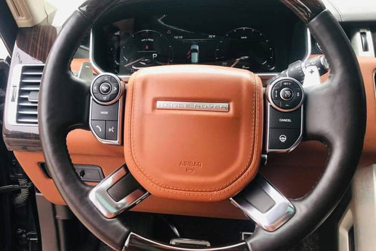 Bệ trung tâm của chiếc xe SUV hạng sang này được thiết kế rộng rãi với nhiều ngăn chứa đồ tiện dụng. Ngay dưới cần số là núm chỉnh của hệ thống dẫn động 4 bánh Terrain Response "độc quyền" của dòng SUV hạng sang Range Rover, giúp xe có khả năng chinh phục đa số những cung đường khó khăn.