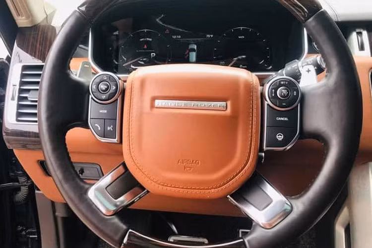 Bệ trung tâm của chiếc xe SUV hạng sang này được thiết kế rộng rãi với nhiều ngăn chứa đồ tiện dụng. Ngay dưới cần số là núm chỉnh của hệ thống dẫn động 4 bánh Terrain Response "độc quyền" của dòng SUV hạng sang Range Rover, giúp xe có khả năng chinh phục đa số những cung đường khó khăn.
