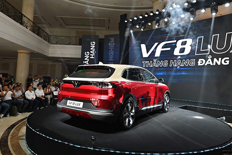 Điểm vượt trội thứ hai là cuộc cách mạng về trải nghiệm người dùng. Với trợ lý ảo điều khiển bằng giọng nói tích hợp công nghệ AI tạo sinh (Generative AI), VF8 Lux chính là một trong những mẫu xe thương mại đầu tiên trên thế giới ứng dụng công nghệ giúp cho các cuộc hội thoại giữa người và xe trở nên thông minh và nhân bản hơn.