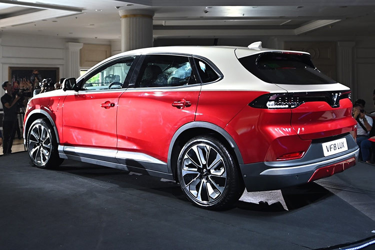 Nếu đặt cọc sớm từ 16/7 - 22/7, khách hàng sẽ được tặng ngay voucher khám chữa bệnh tại Vinmec trị giá 100 triệu đồng và có cơ hội quay số trúng thưởng một suất ưu tiên xếp chỗ trong hệ thống trường Vinschool đi kèm một năm miễn phí học phí. Để hưởng ưu đãi trên, khách hàng mua VF8 Lux cần cam kết không sử dụng xe để kinh doạnh dịch vụ.