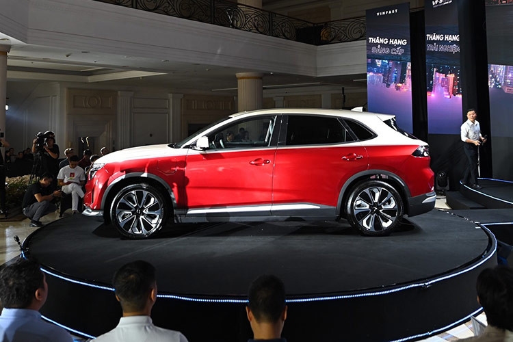 Phần nóc và phần thân của mẫu xe SUV VF8 Lux 2024 nổi bật khi được phối hai màu, mang đến 10 lựa chọn màu sắc nâng cao sang trọng và độc đáo. Kết hợp cùng bộ la-zăng được thiết kế sắc nét, VF8 Lux mang khí chất đẳng cấp ngay từ ánh nhìn đầu tiên.